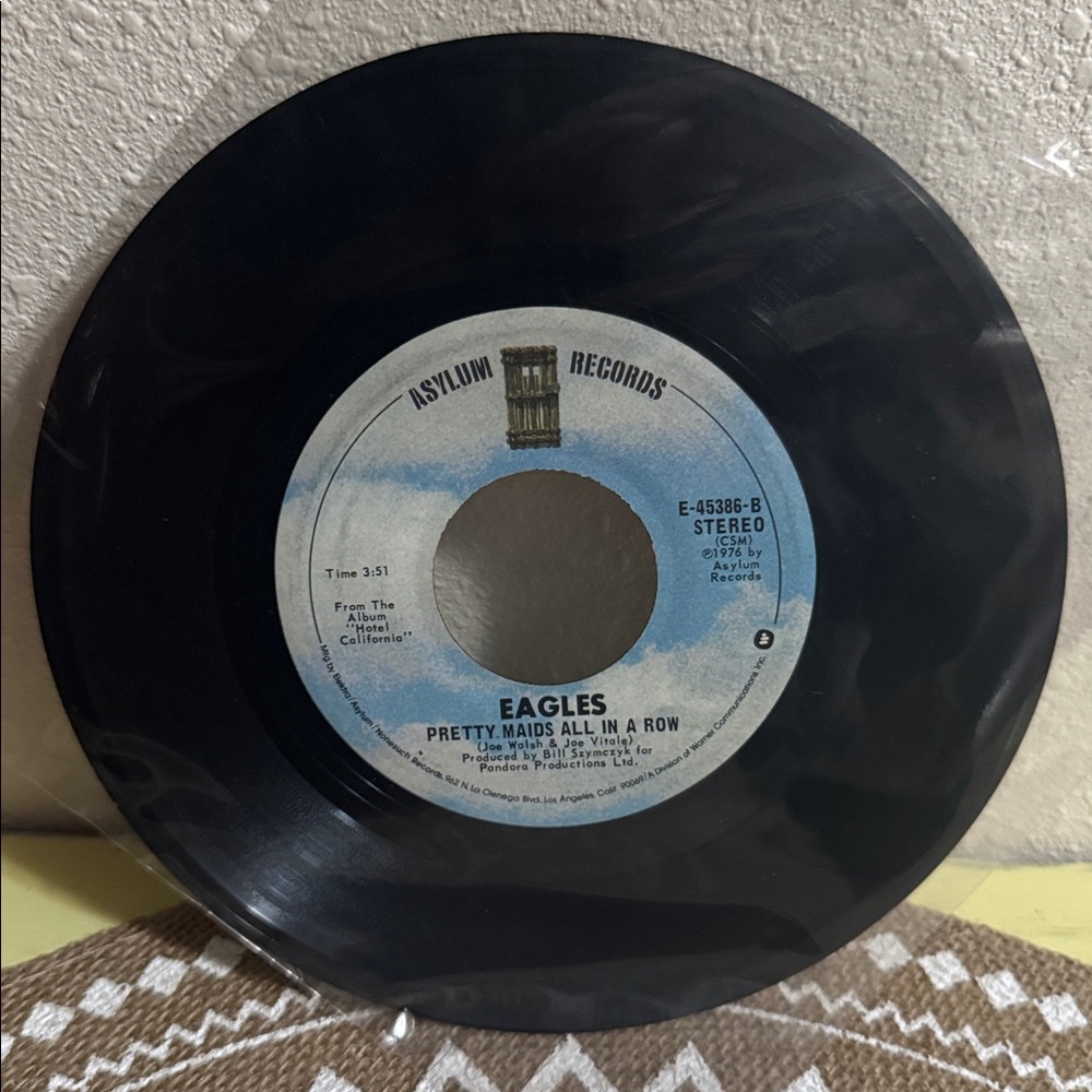 1976 Eagles 'Hotel California' & ‘Pretty Maids All in a Row’ 45 rpm Vinyl Record - Picture 2 of 2